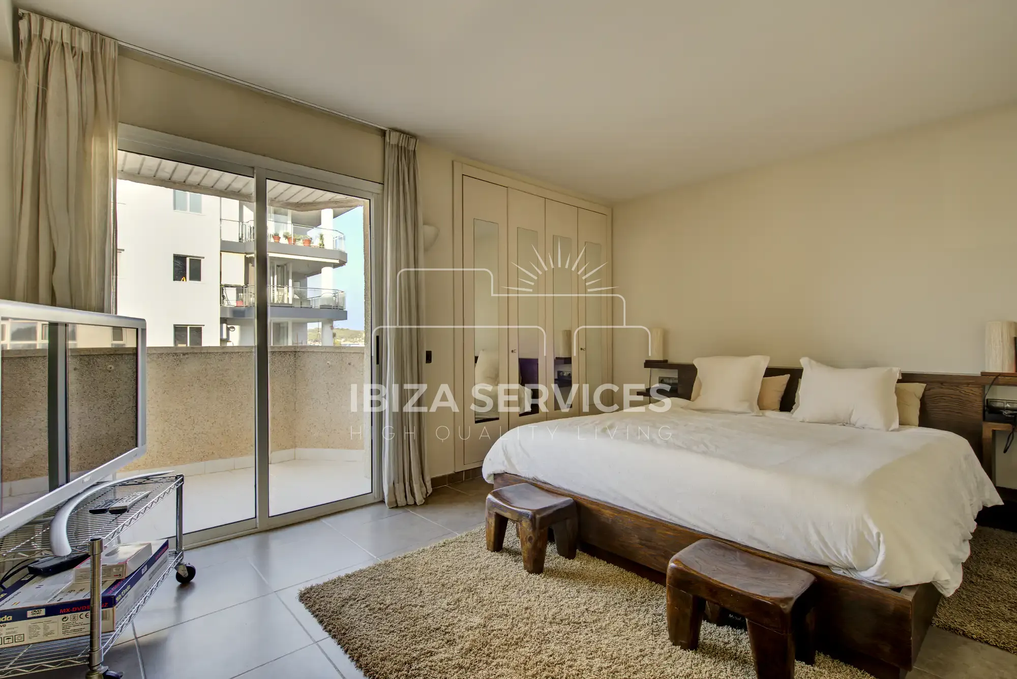 Comprar piso de 5 dormitorios edificio Ibiza primera linea del paseo marítimo