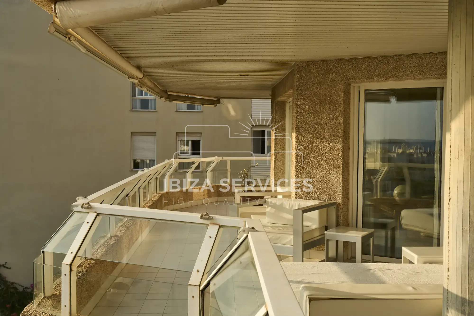 Comprar piso de 5 dormitorios edificio Ibiza primera linea del paseo marítimo