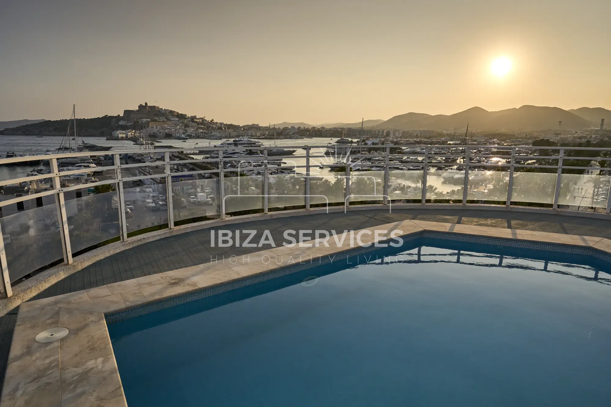 Kaufen Sie eine 5-Zimmer-Wohnung in einem Gebäude in erster Meereslinie auf Ibiza