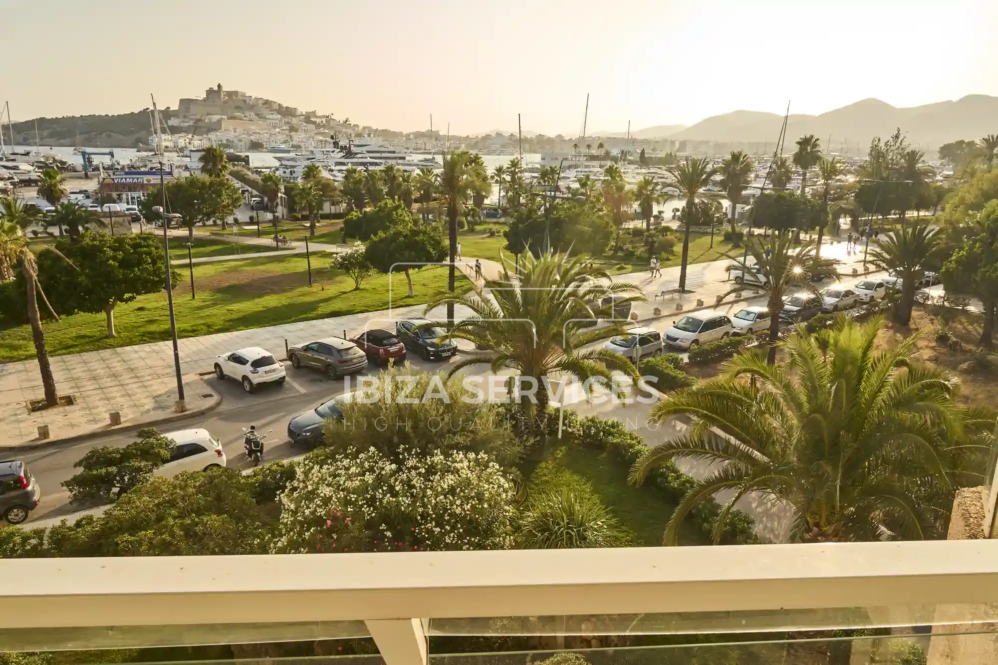 Comprar piso de 5 dormitorios edificio Ibiza primera linea del paseo marítimo