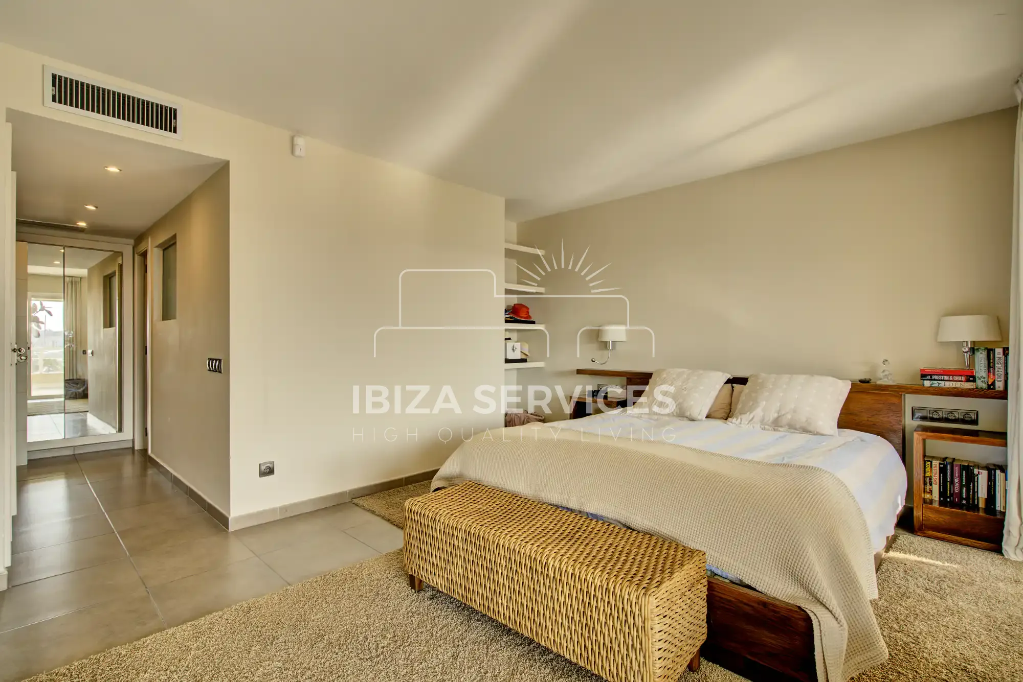 Kaufen Sie eine 5-Zimmer-Wohnung in einem Gebäude in erster Meereslinie auf Ibiza