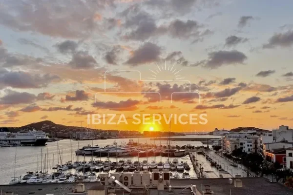 En alquiler temporal piso situado en el puerto de Ibiza