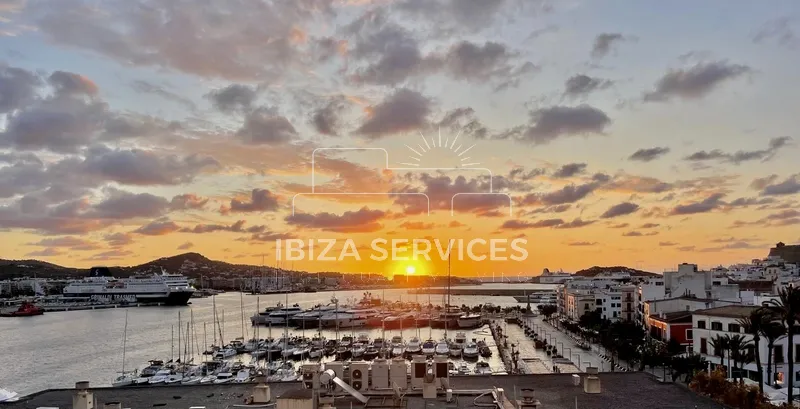 En alquiler temporal piso situado en el puerto de Ibiza