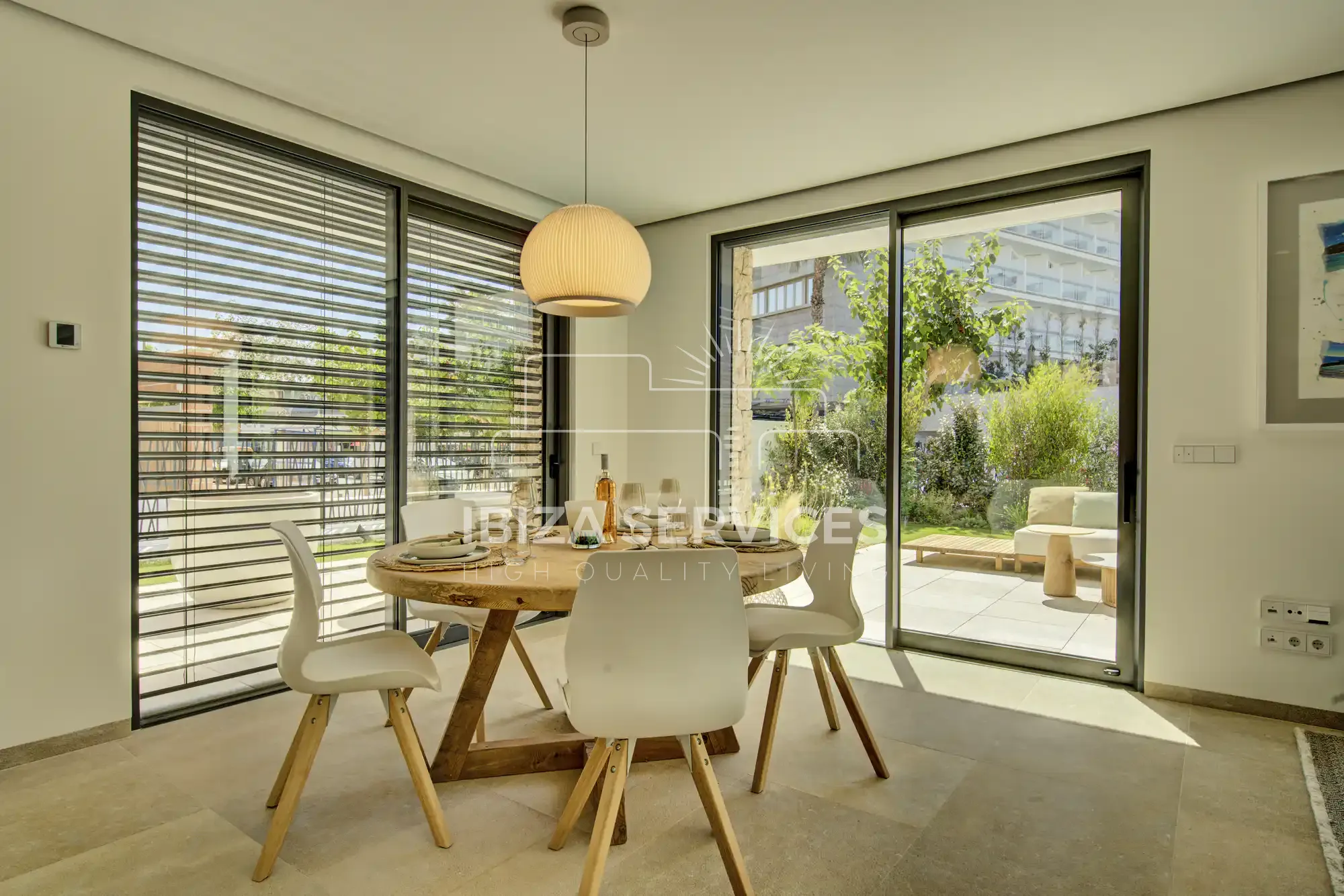 Luxueux Duplex en Rez-de-jardin à Vendre à Es Vive – Résidence Hippiements