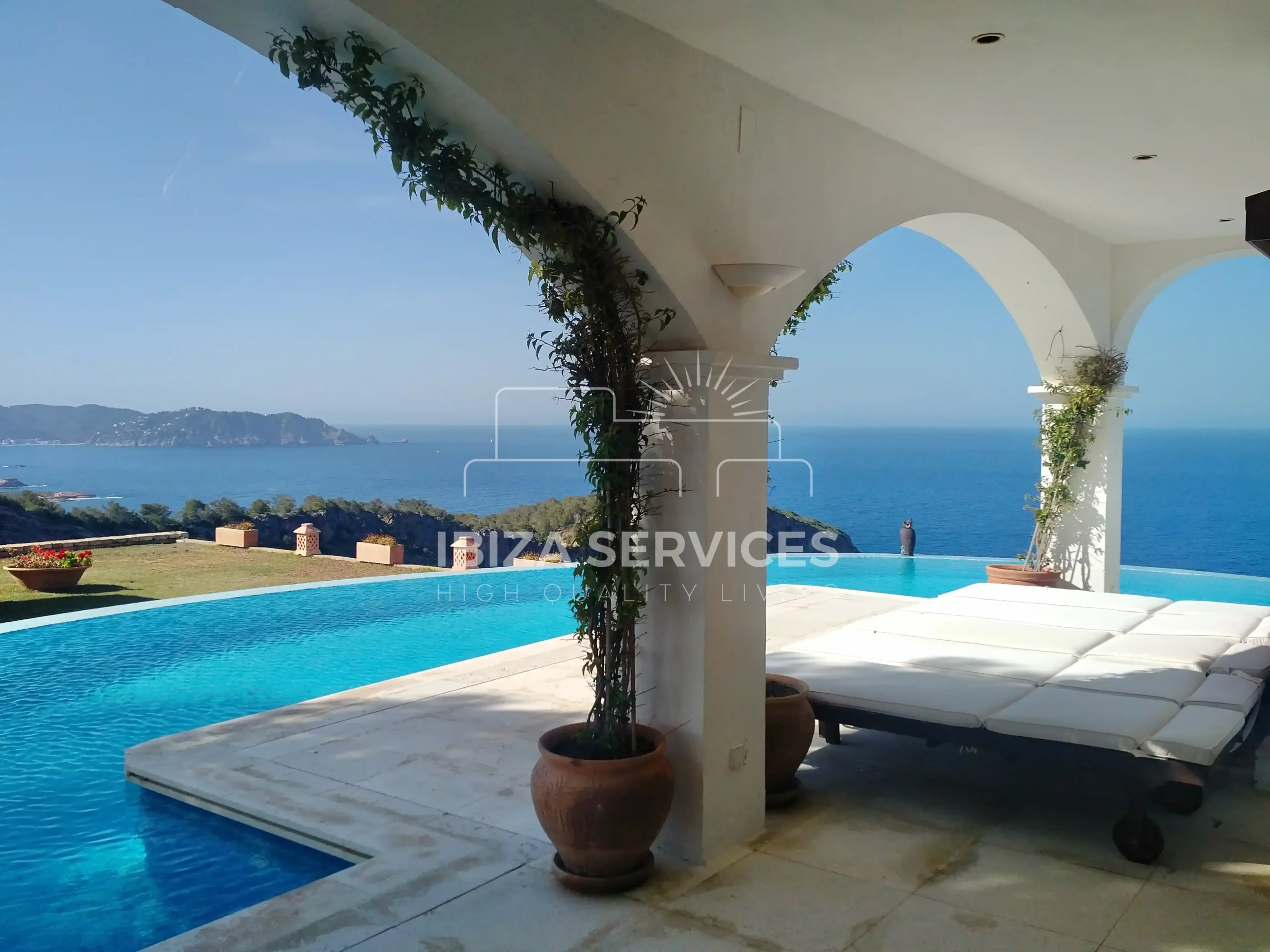 Unique and private villa front line with a touristic license for sale