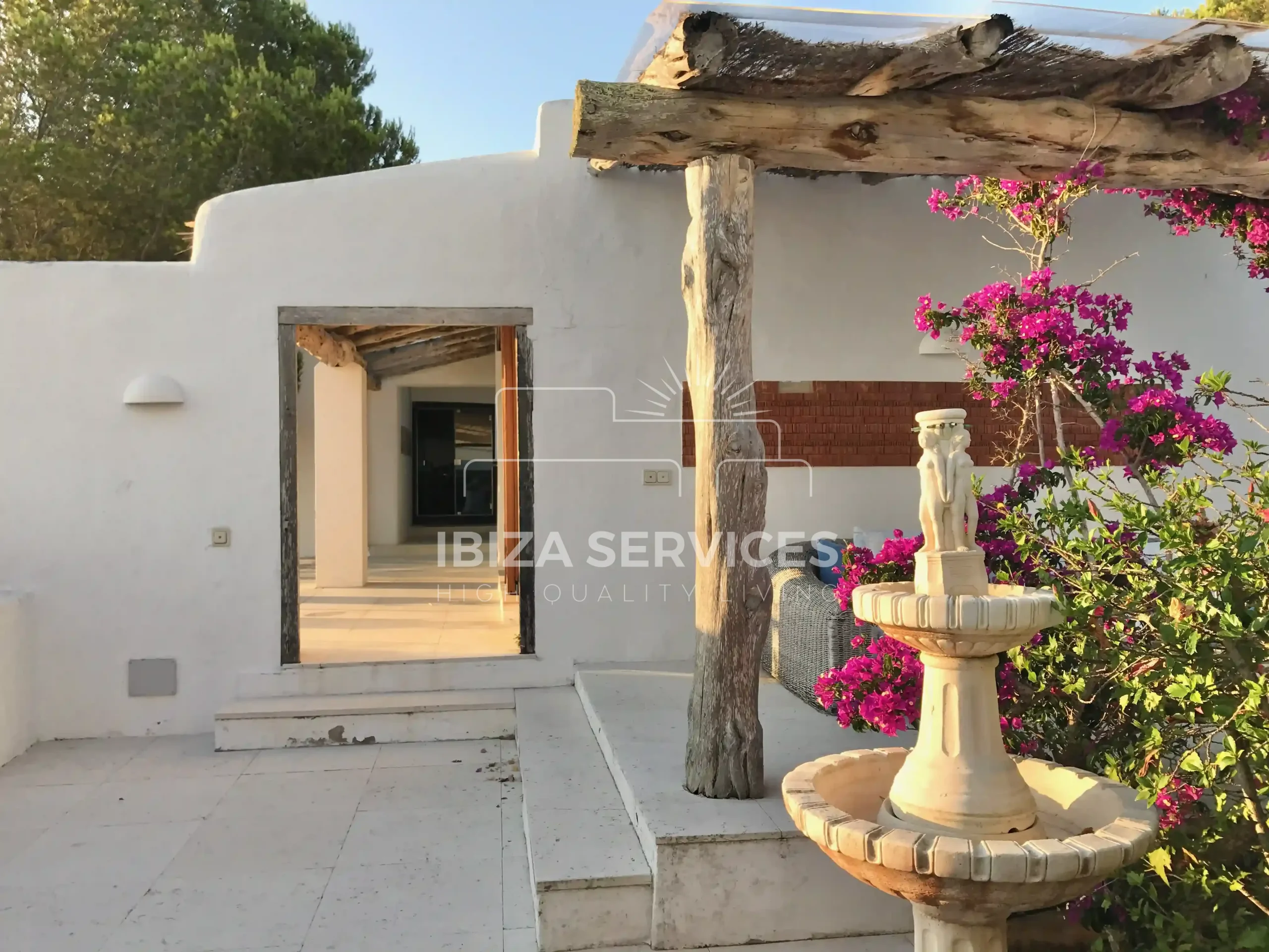 Unique and private villa front line with a touristic license for sale