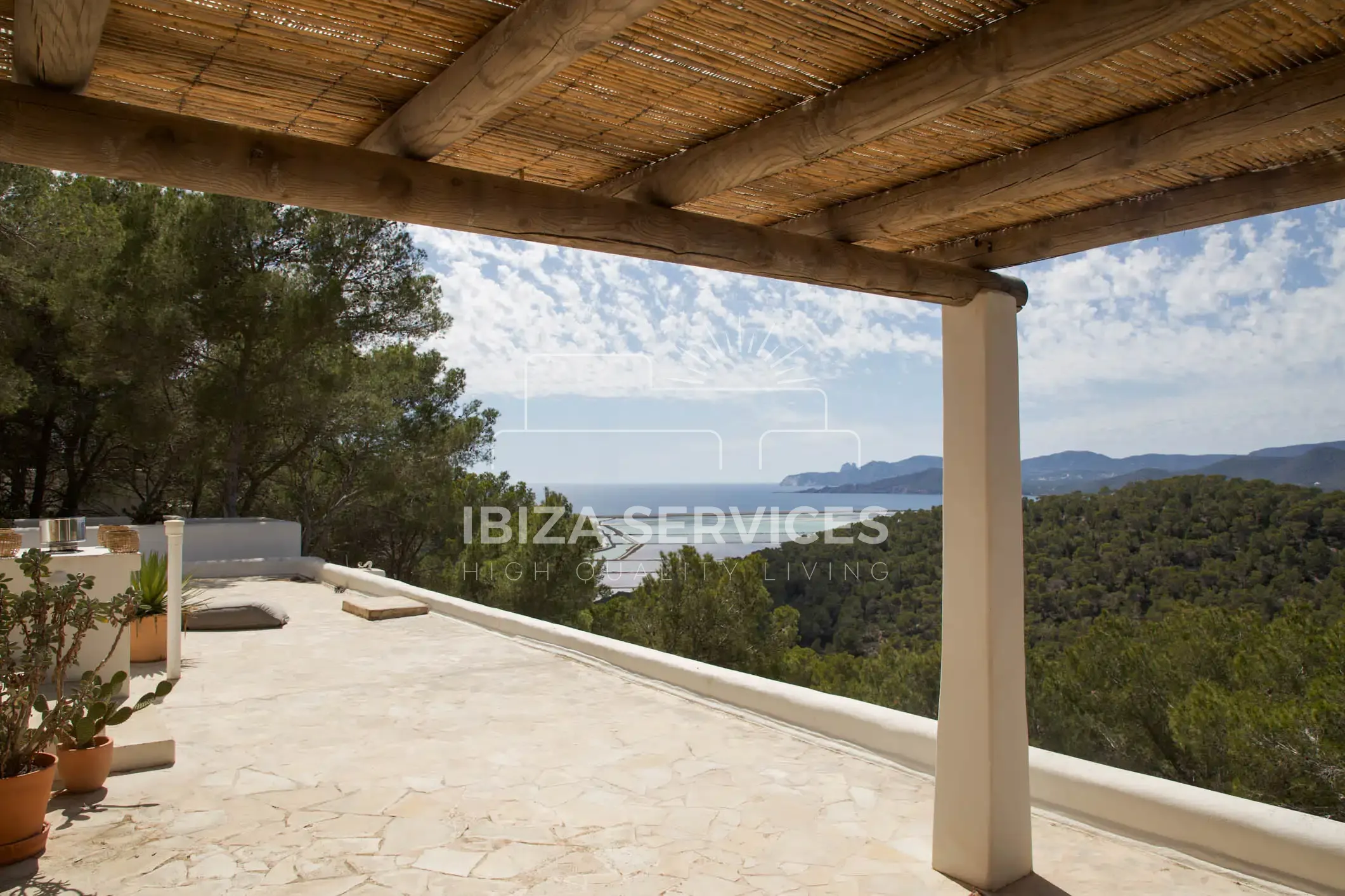 Villa di Lusso con Vista Mare nel Cuore del Parco Naturale di Salinas