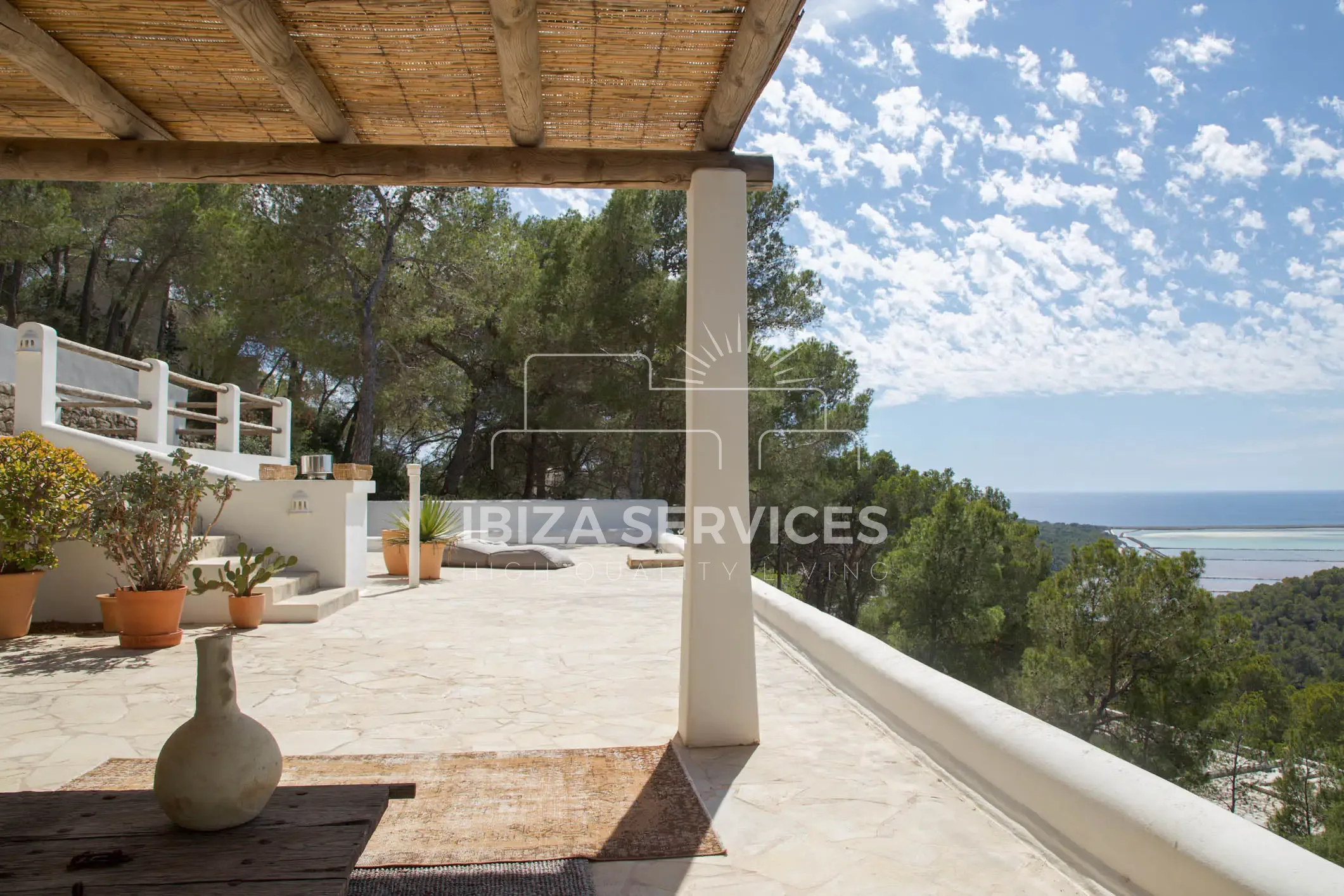 Villa di Lusso con Vista Mare nel Cuore del Parco Naturale di Salinas