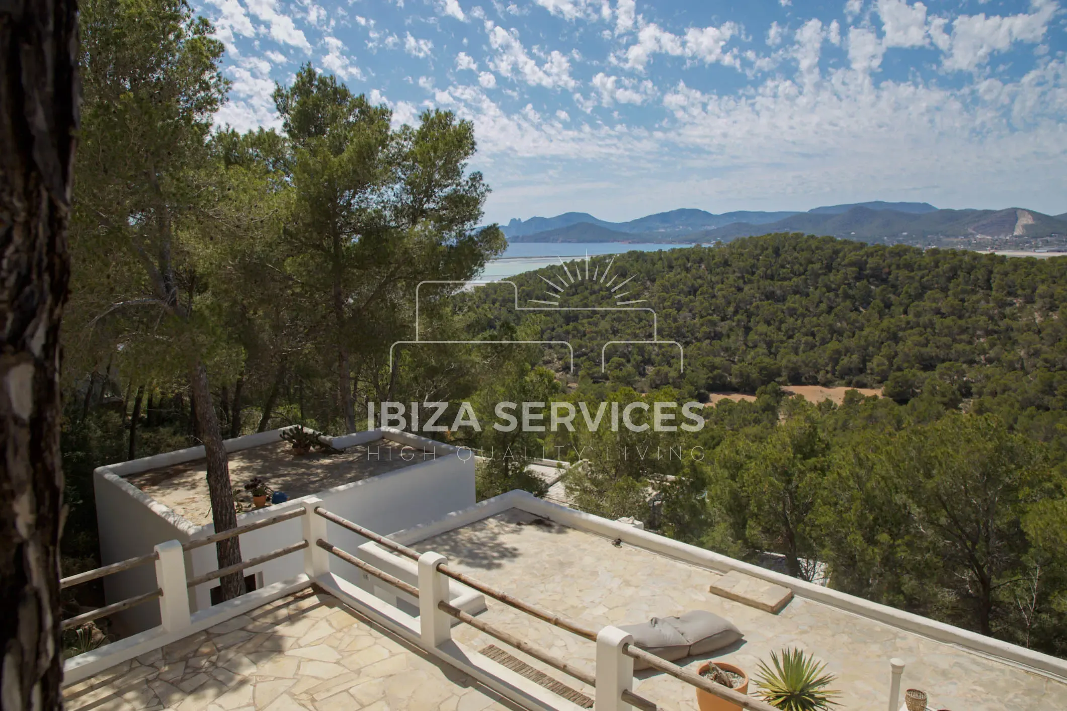 Villa di Lusso con Vista Mare nel Cuore del Parco Naturale di Salinas