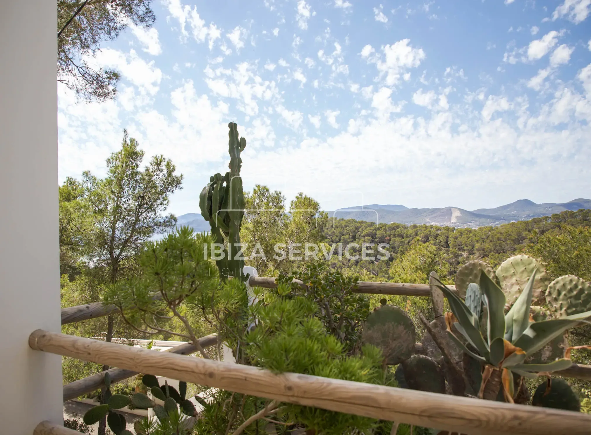 Villa di Lusso con Vista Mare nel Cuore del Parco Naturale di Salinas