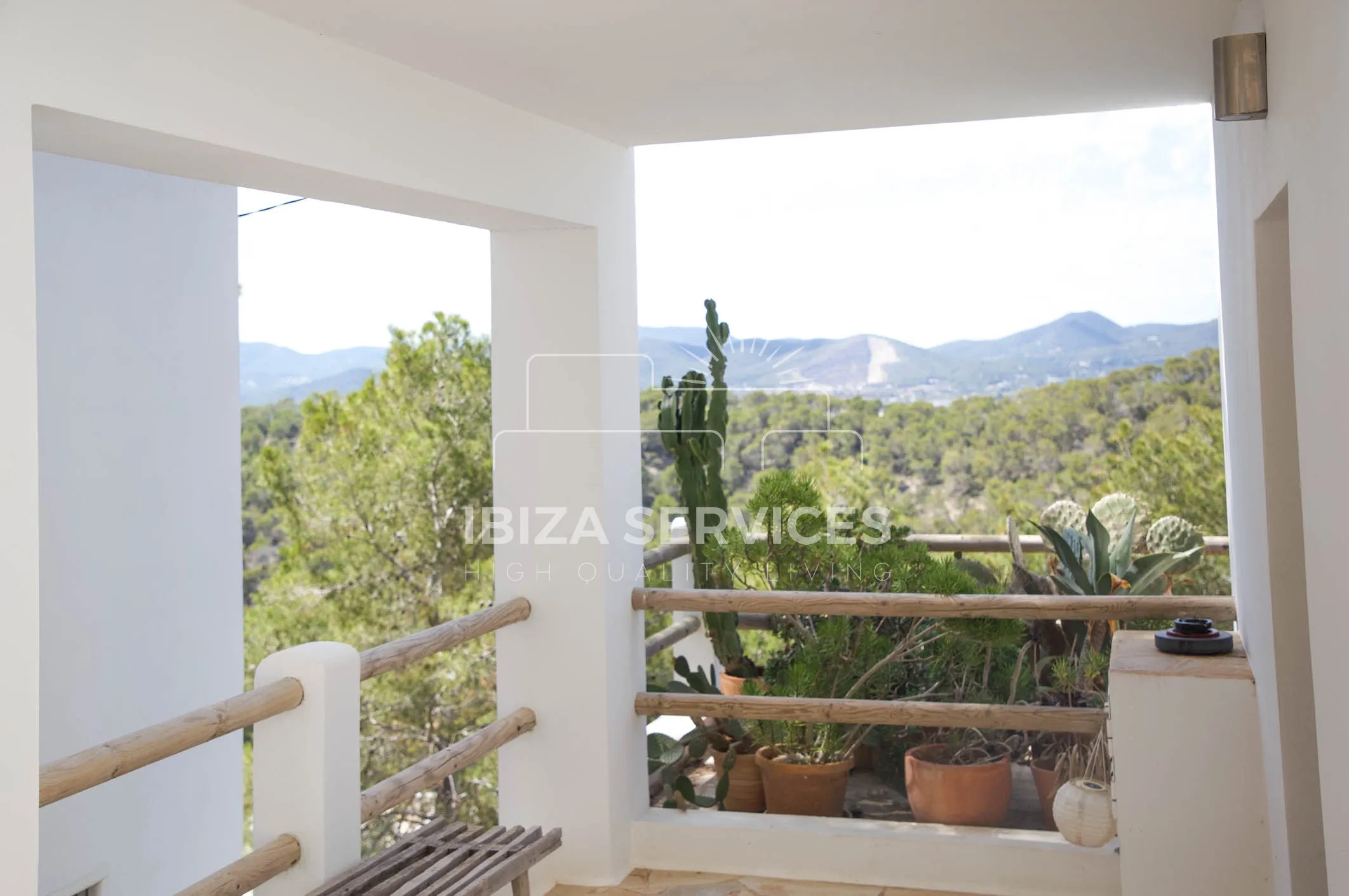 Villa di Lusso con Vista Mare nel Cuore del Parco Naturale di Salinas