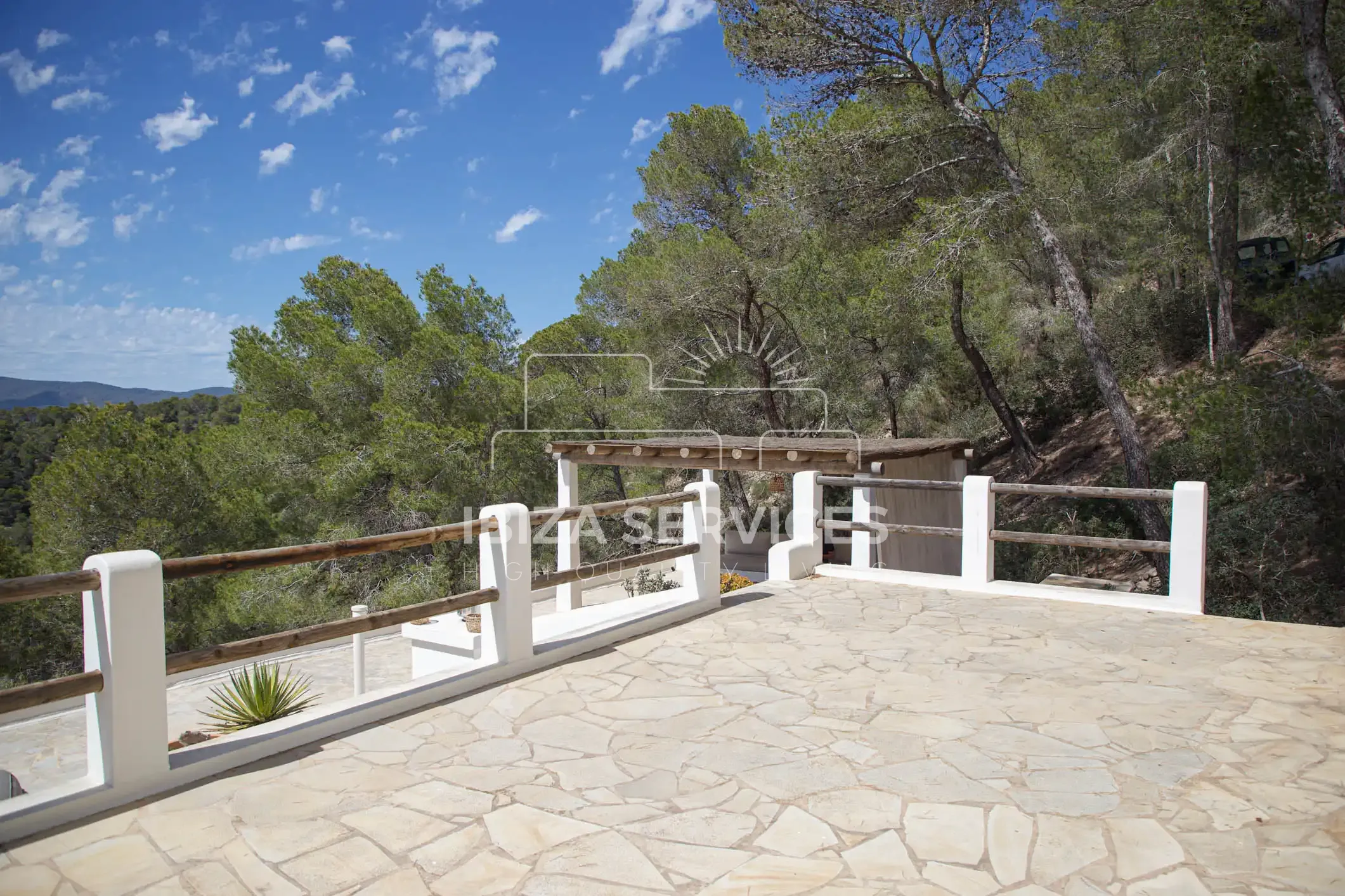 Villa di Lusso con Vista Mare nel Cuore del Parco Naturale di Salinas