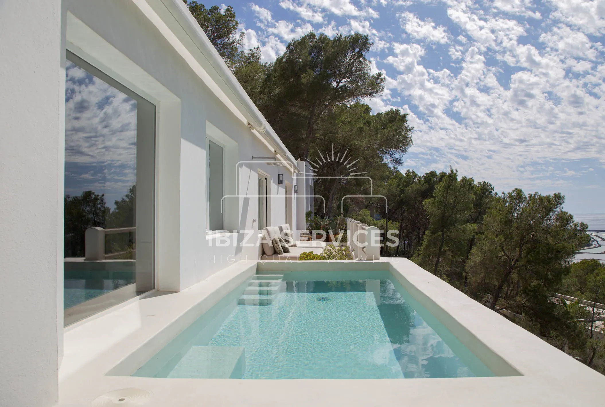 Villa di Lusso con Vista Mare nel Cuore del Parco Naturale di Salinas