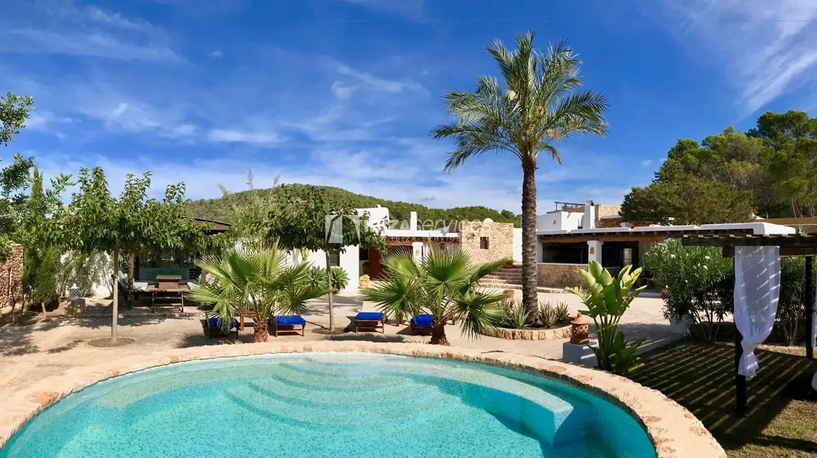 Elegant modern villa overlooking beautiful valley