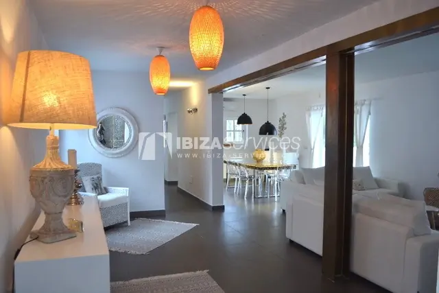 Eine moderne Villa mit Meerblick in Cala Conta in Ibiza