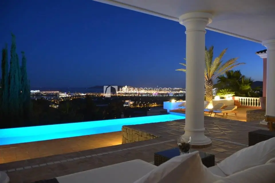 Villa in privé wijk met uitzicht op zee