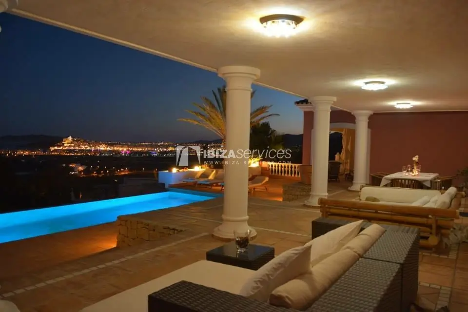 Villa in private urbanization with sea views