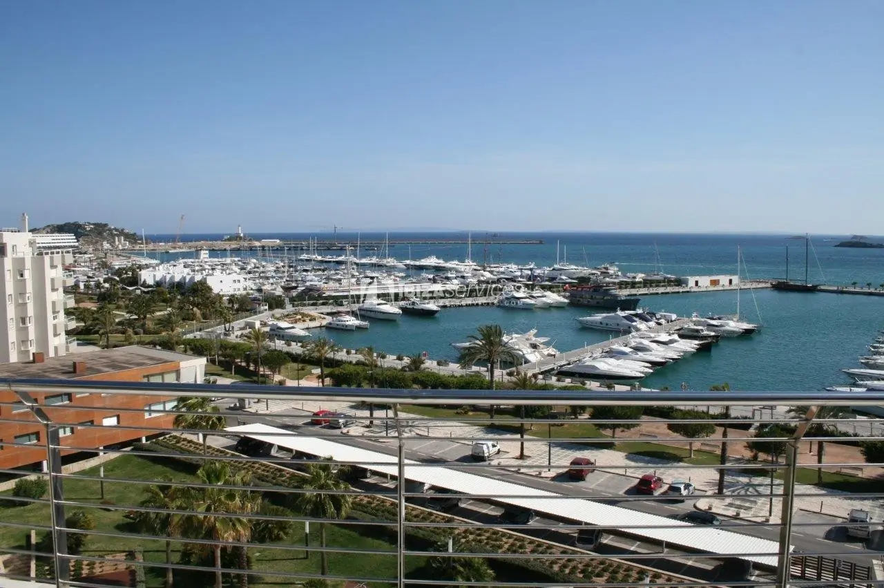 Comprar un ático de 4 dormitorios en el paseo marítimo de Ibiza