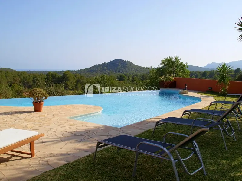 Huis in Ibiza-stijl met uitzicht op de bergen en de zee