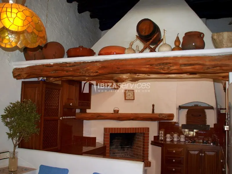 Huis in Ibiza-stijl met uitzicht op de bergen en de zee