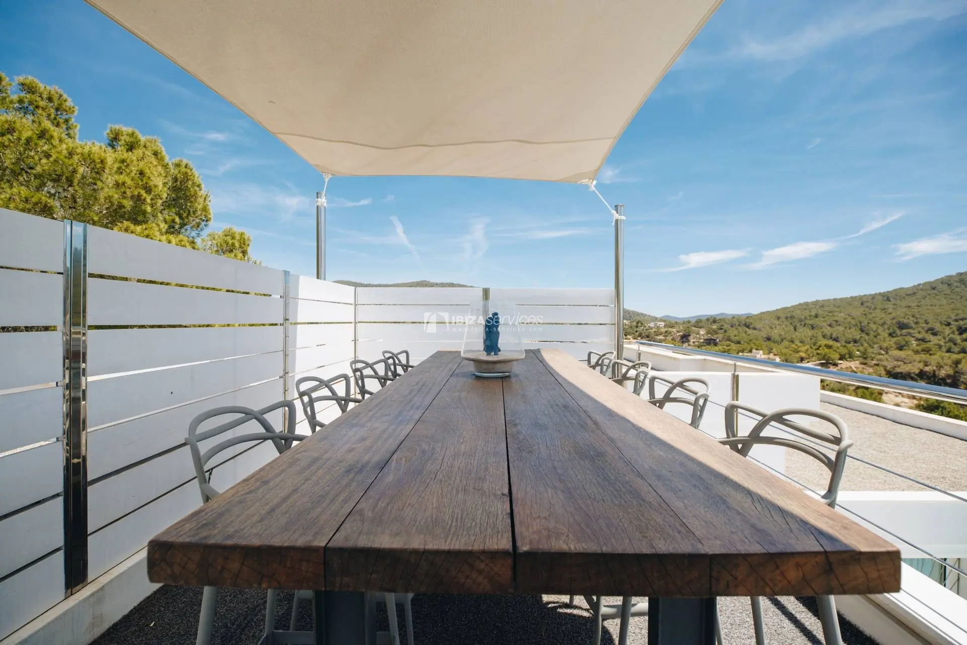 Eine moderne Villa mit 4 Schlafzimmern und Blick auf das Meer in Cala Jondal, Ibiza