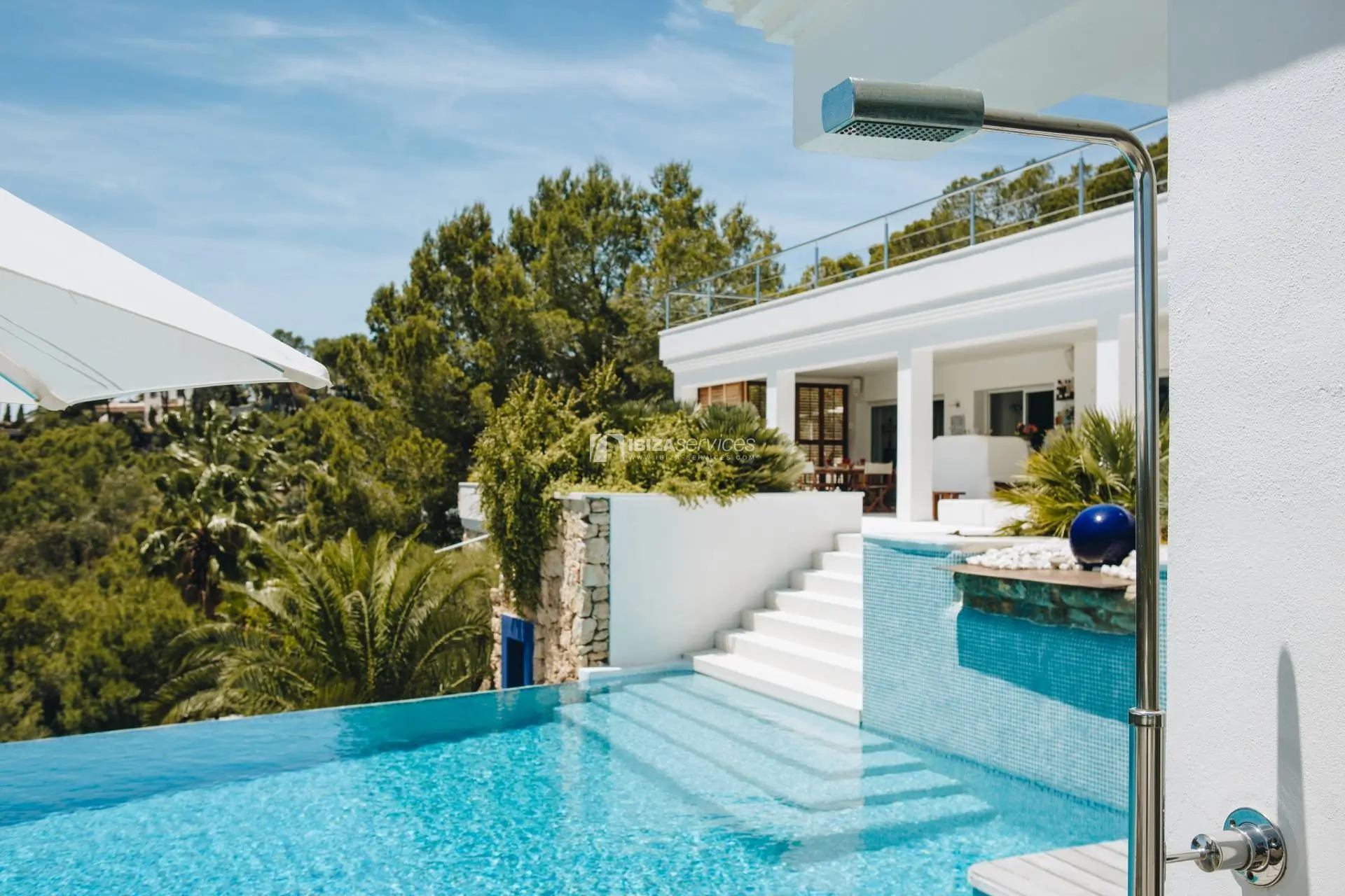 Cala Jondal moderne villa met 4 slaapkamers met uitzicht op de zee