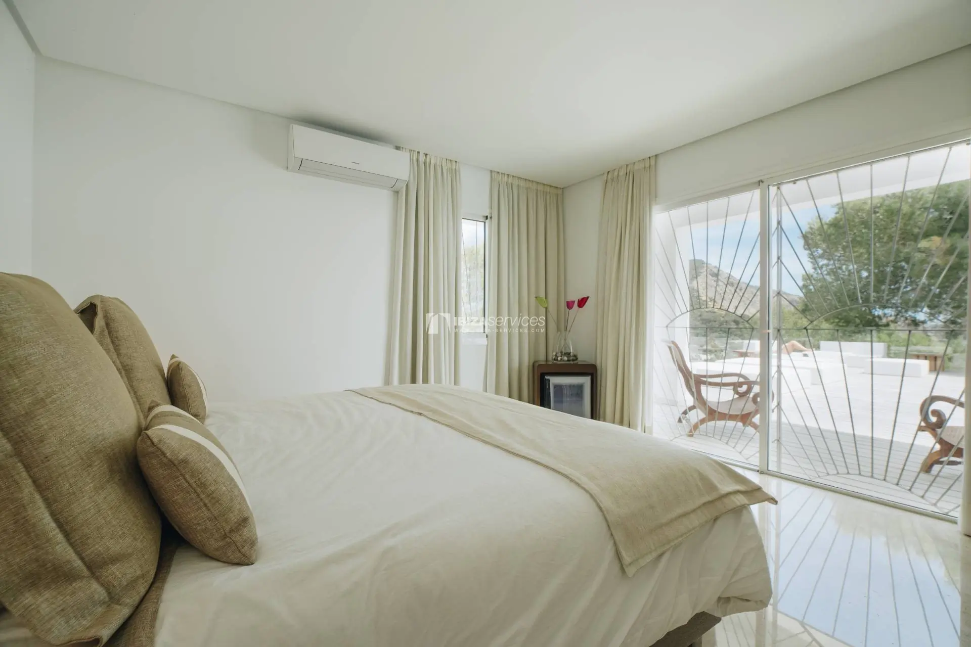Cala Jondal maison moderne de 4 chambres location de vacance Ibiza