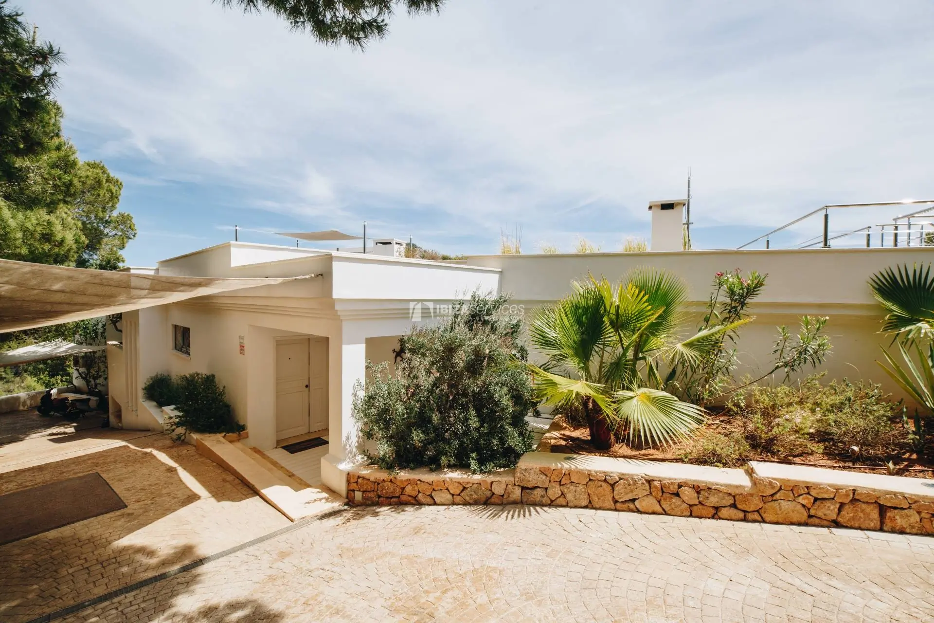 Eine moderne Villa mit 4 Schlafzimmern und Blick auf das Meer in Cala Jondal, Ibiza