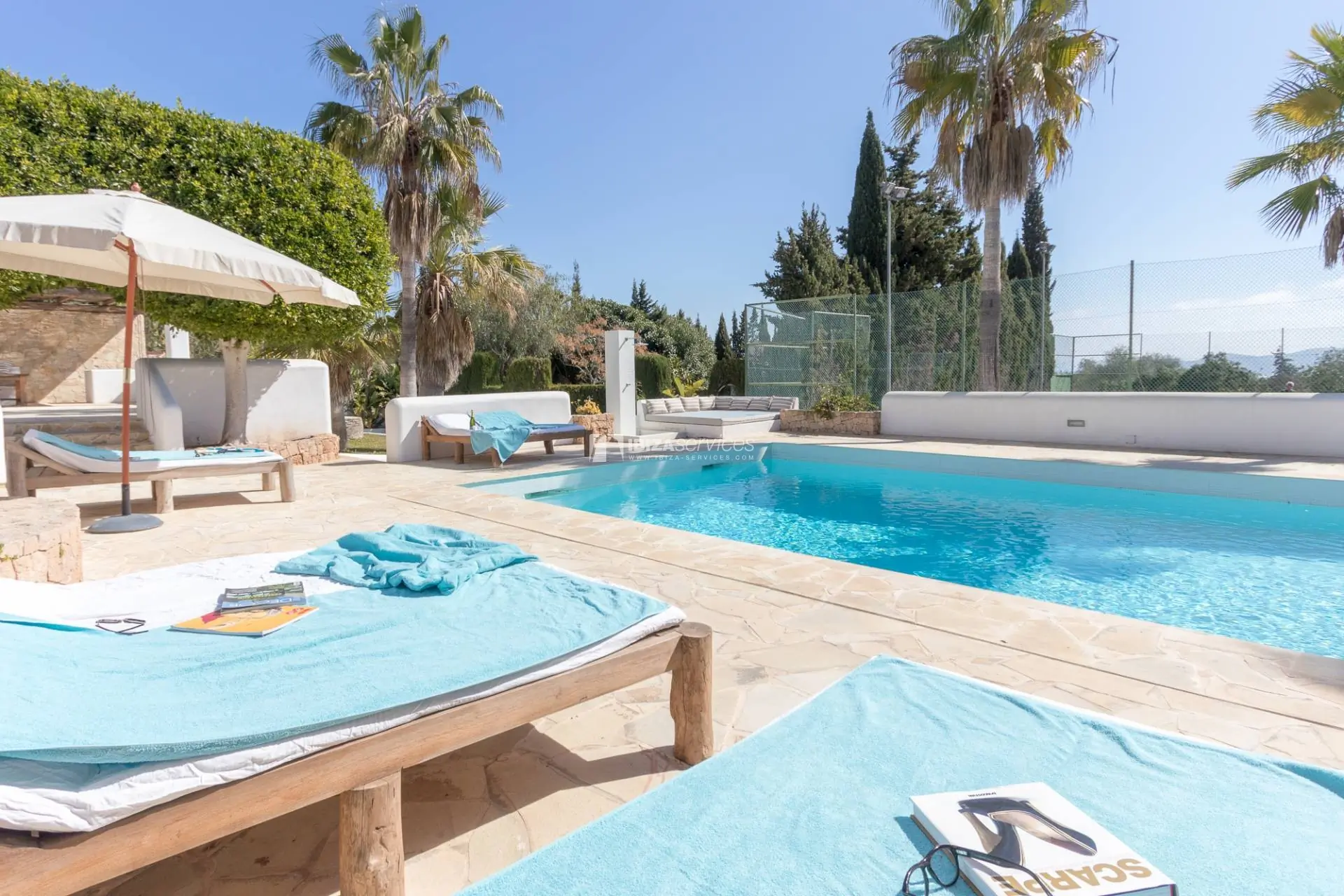 Spektakuläre Luxusvilla mit Pool und Tennisplatz in Ibiza