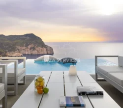 Foto 3 van Architectural Masterpiece 6-Bedroom Villa with Spectacular Views & Tourist License