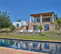 Foto 3 van Blackstad villa surrounded by nature in Santa Gertrudis for sale