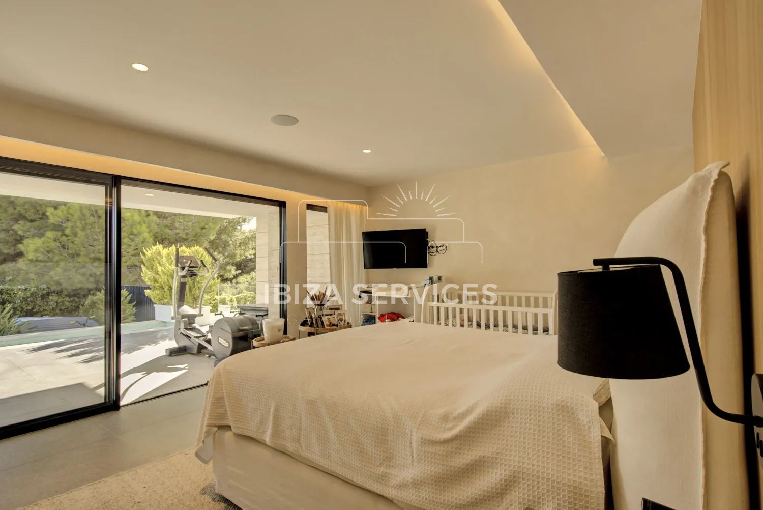 Foto 13 van An Elegant Brand-New Contemporary Property with Sea Views