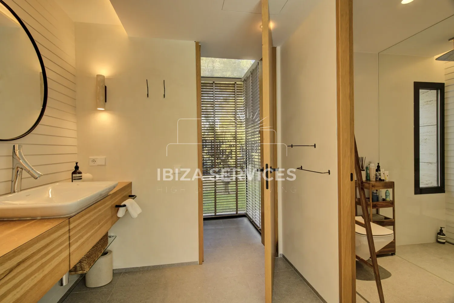 Foto 14 van An Elegant Brand-New Contemporary Property with Sea Views