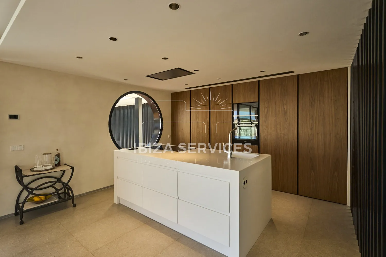 Foto 12 van An Elegant Brand-New Contemporary Property with Sea Views