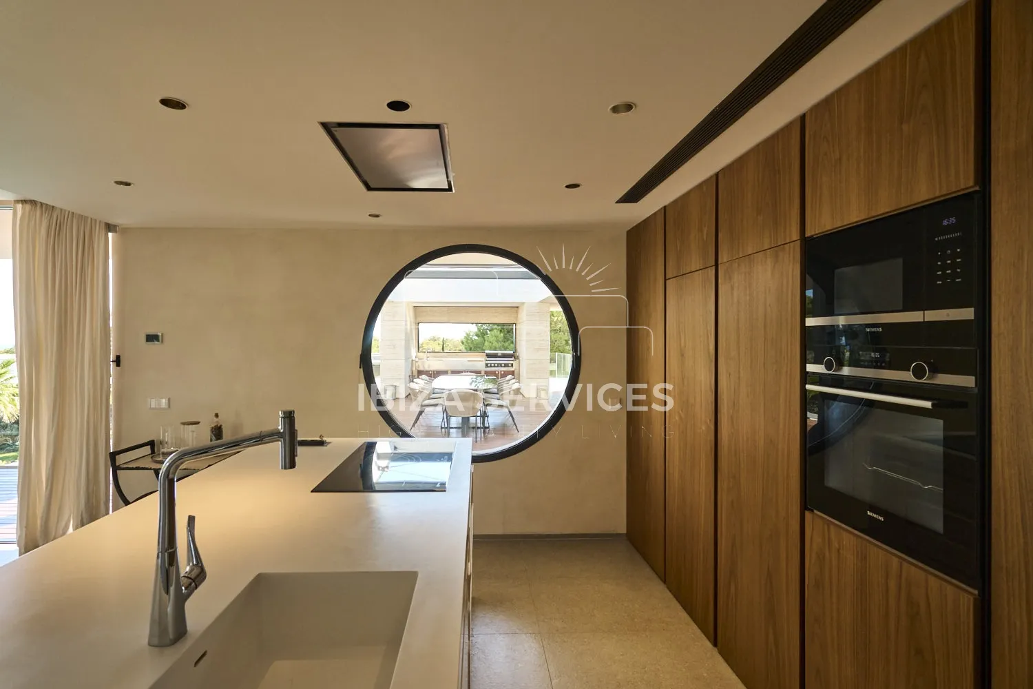 Foto 11 van An Elegant Brand-New Contemporary Property with Sea Views