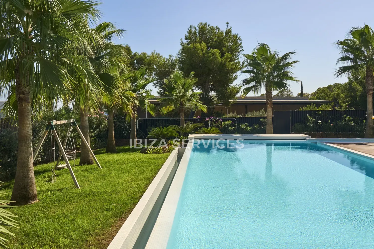 Foto 19 van An Elegant Brand-New Contemporary Property with Sea Views