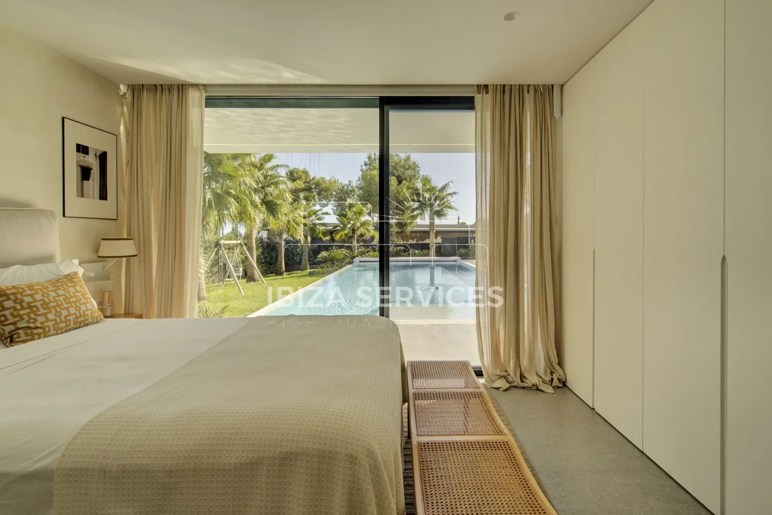 Foto 23 van An Elegant Brand-New Contemporary Property with Sea Views