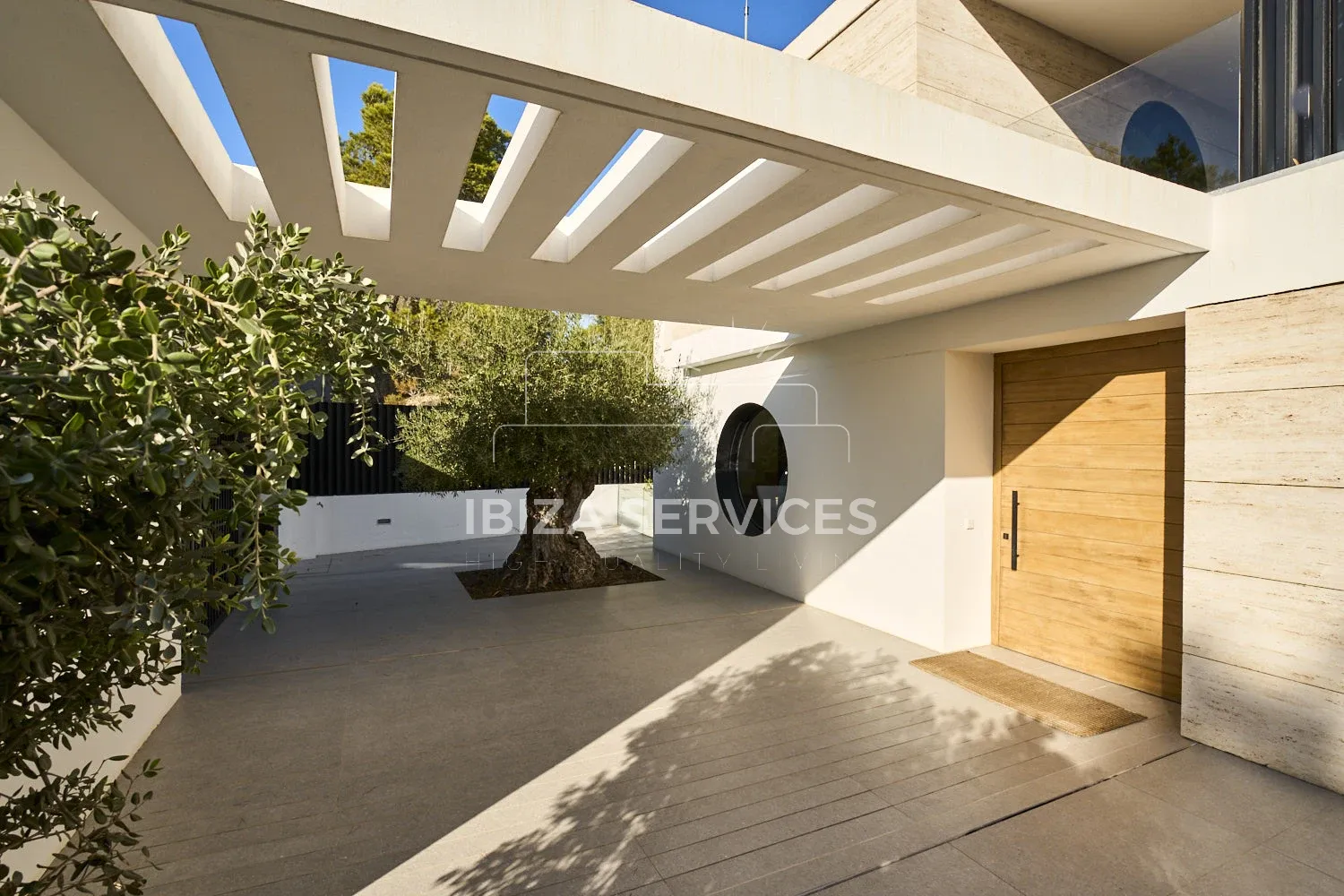 Foto 26 van An Elegant Brand-New Contemporary Property with Sea Views