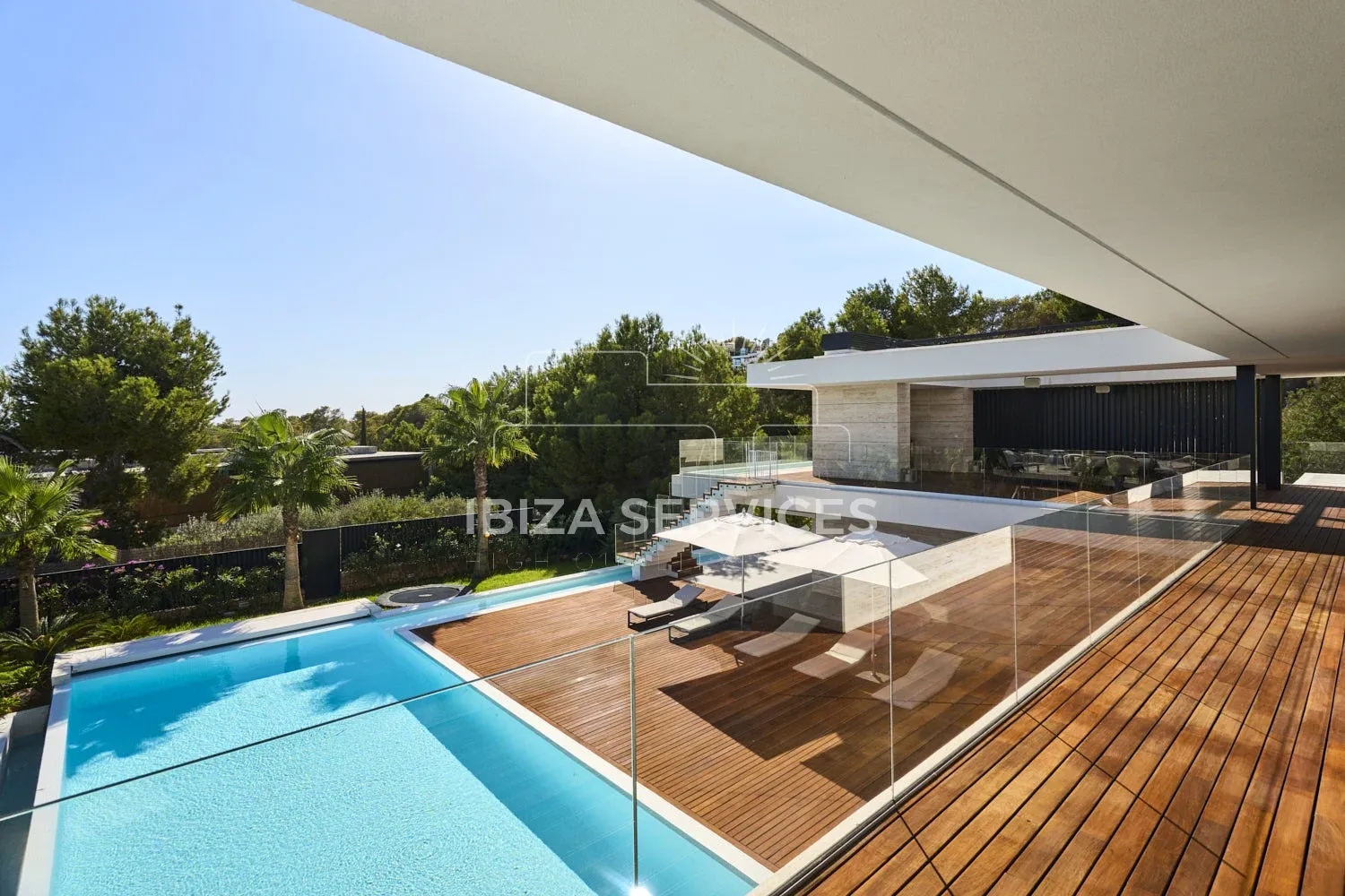 Foto 2 van An Elegant Brand-New Contemporary Property with Sea Views