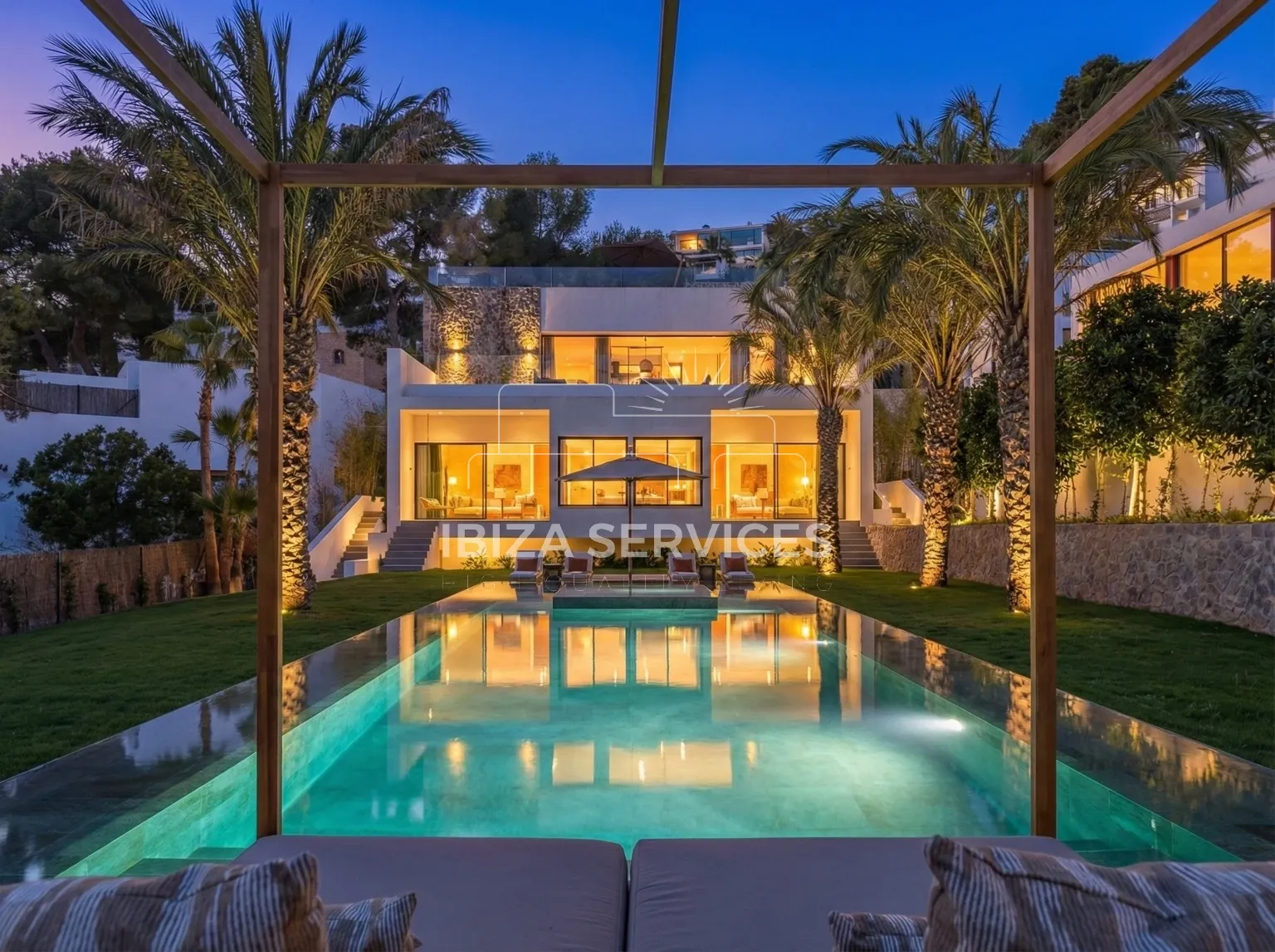 Foto 2 van Blakstad Villa for Sale in Can Furnet with Panoramic Views of Dalt Vila