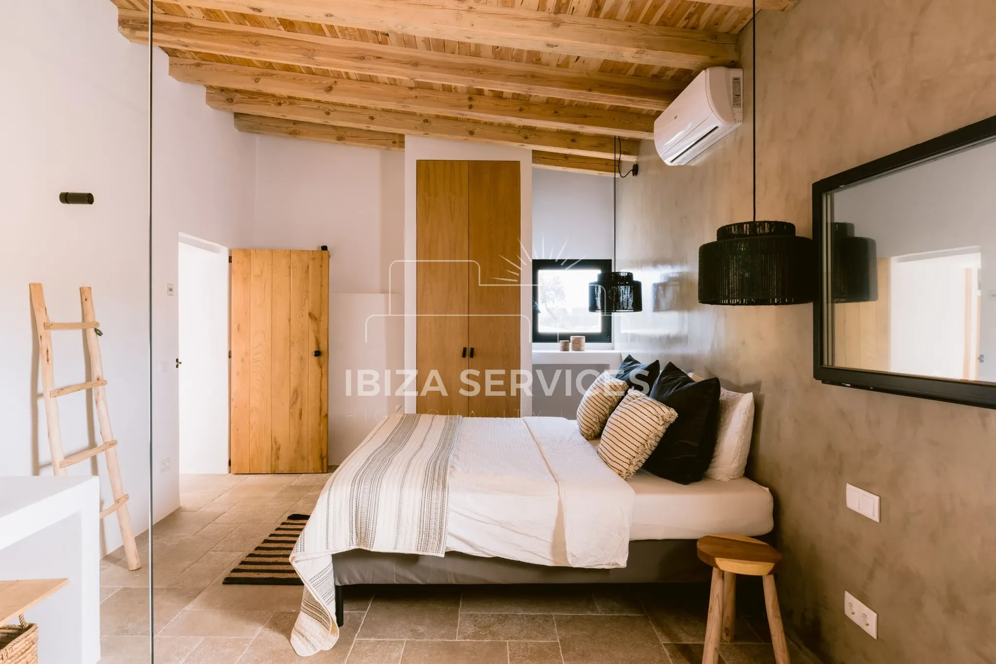 Foto 16 van Bohemian-Chic Villa with Guesthouse on a Spacious Plot in San Jordi – For Sale