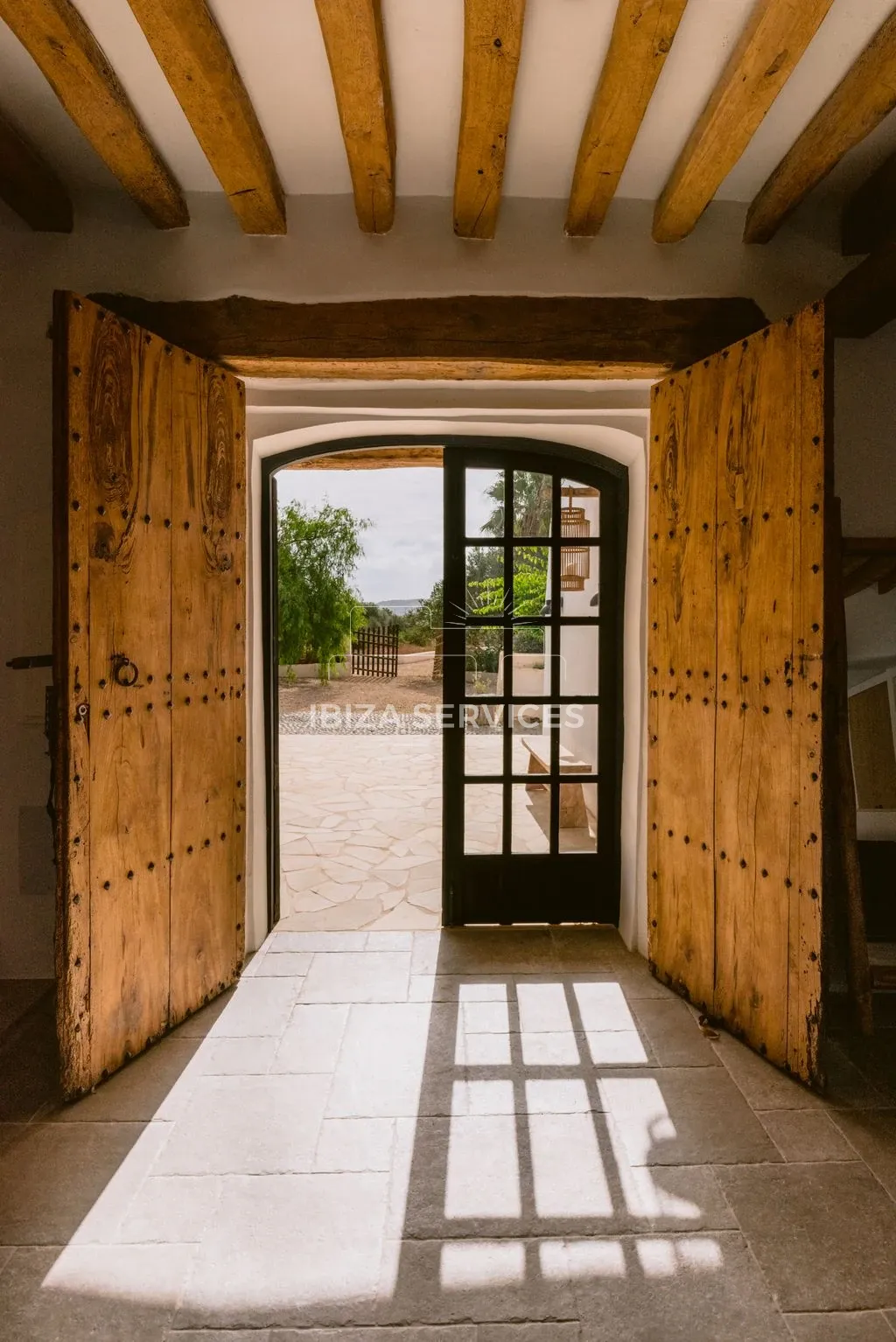 Foto 27 van Bohemian-Chic Villa with Guesthouse on a Spacious Plot in San Jordi – For Sale