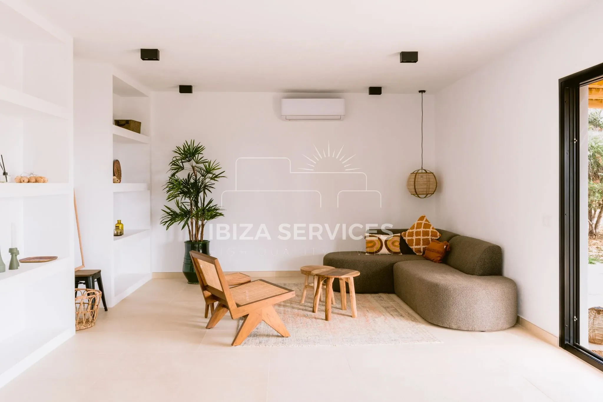 Foto 6 van Bohemian-Chic Villa with Guesthouse on a Spacious Plot in San Jordi – For Sale