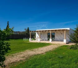 Foto 3 van Bohemian-Chic Villa with Guesthouse on a Spacious Plot in San Jordi – For Sale