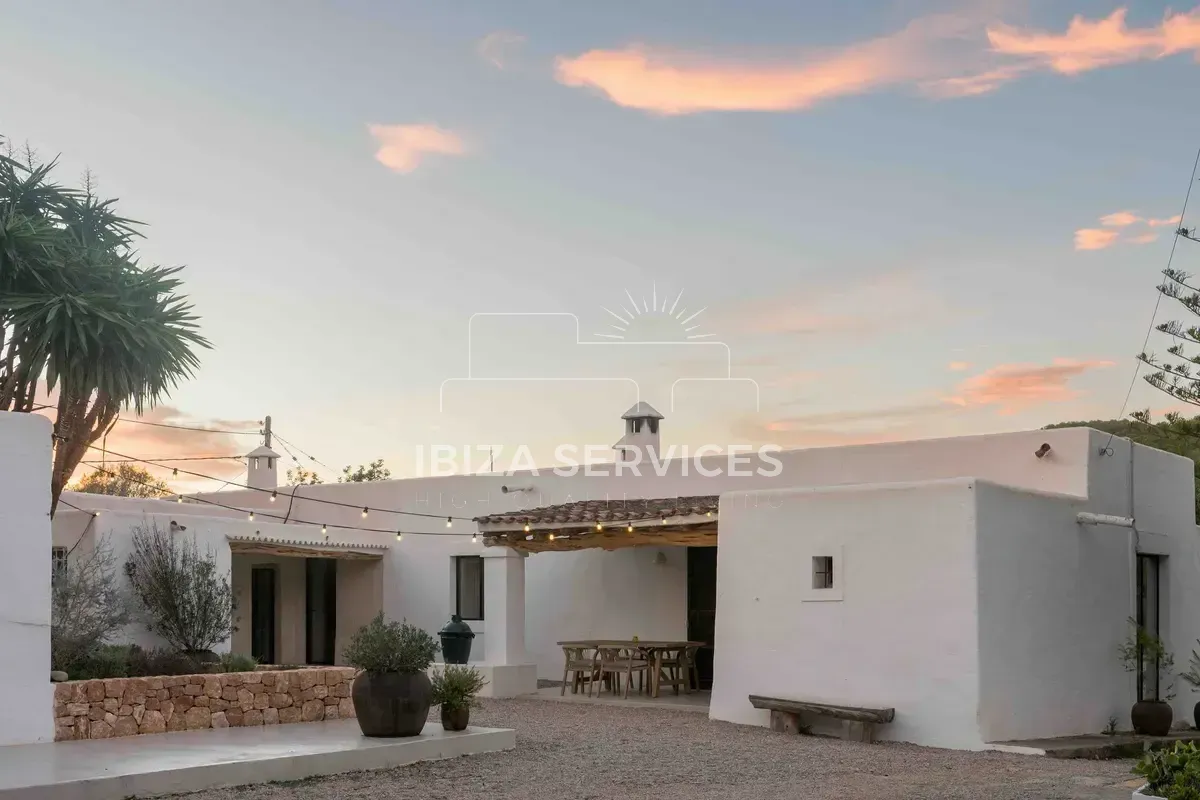 Foto 16 van Five-Bedroom Elegant Ibiza Finca for Sale in Santa Gertrudis