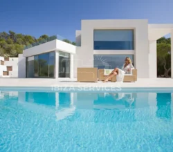 Foto 3 van FOR SALE A STUNNING MODERN VILLA WITH TOURISTIC LICENCE & HUDGE PLOT