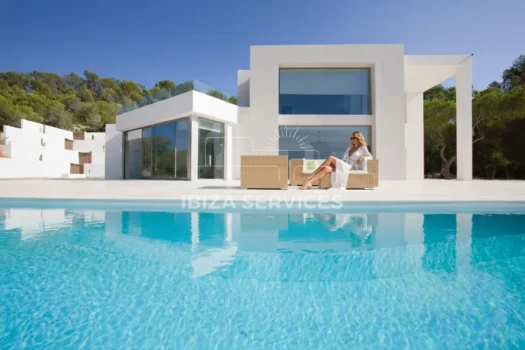 FOR SALE A STUNNING MODERN VILLA WITH TOURISTIC LICENCE & HUDGE PLOT