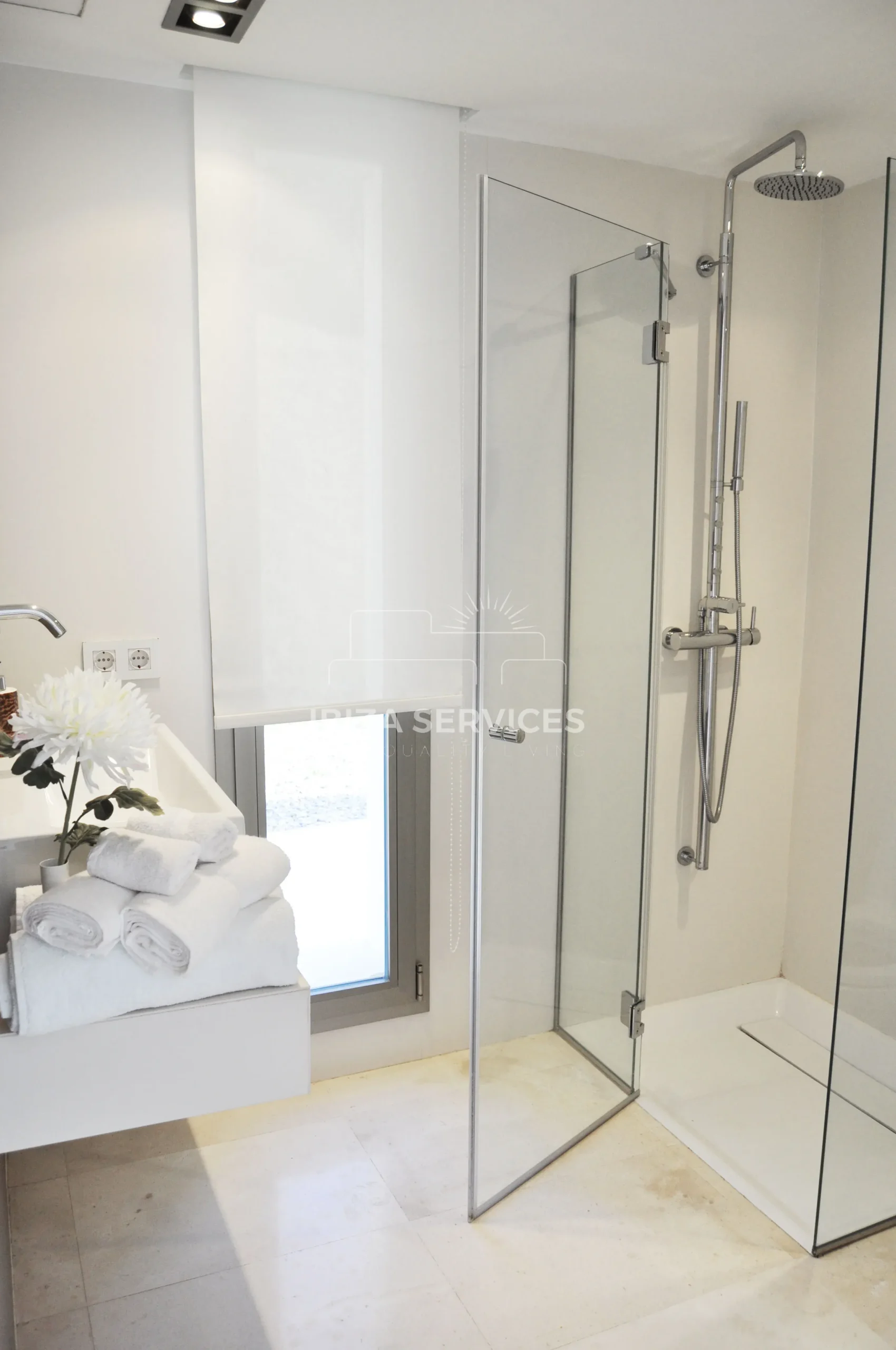 Foto 21 van FOR SALE A STUNNING MODERN VILLA WITH TOURISTIC LICENCE & HUDGE PLOT