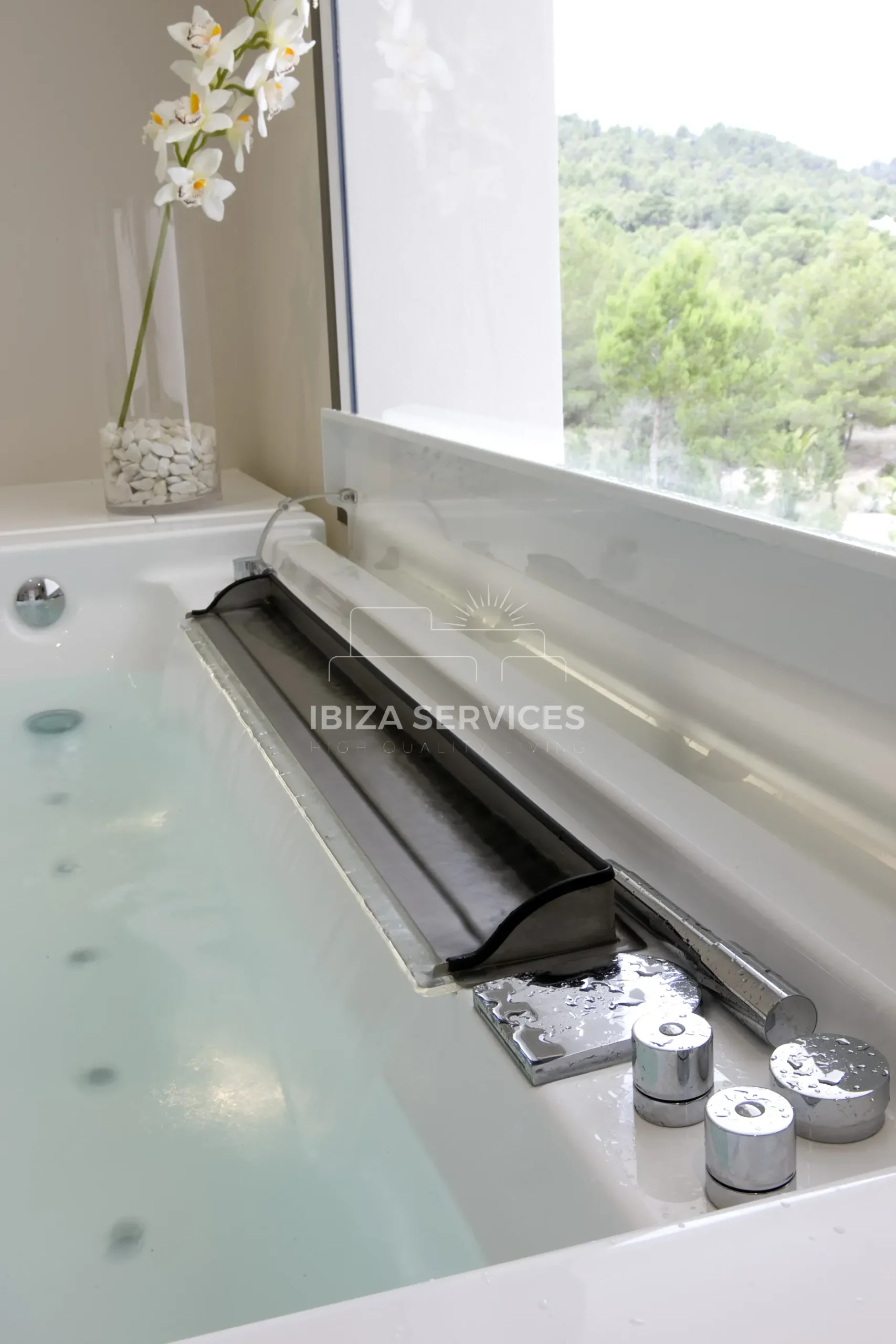 Foto 22 van FOR SALE A STUNNING MODERN VILLA WITH TOURISTIC LICENCE & HUDGE PLOT