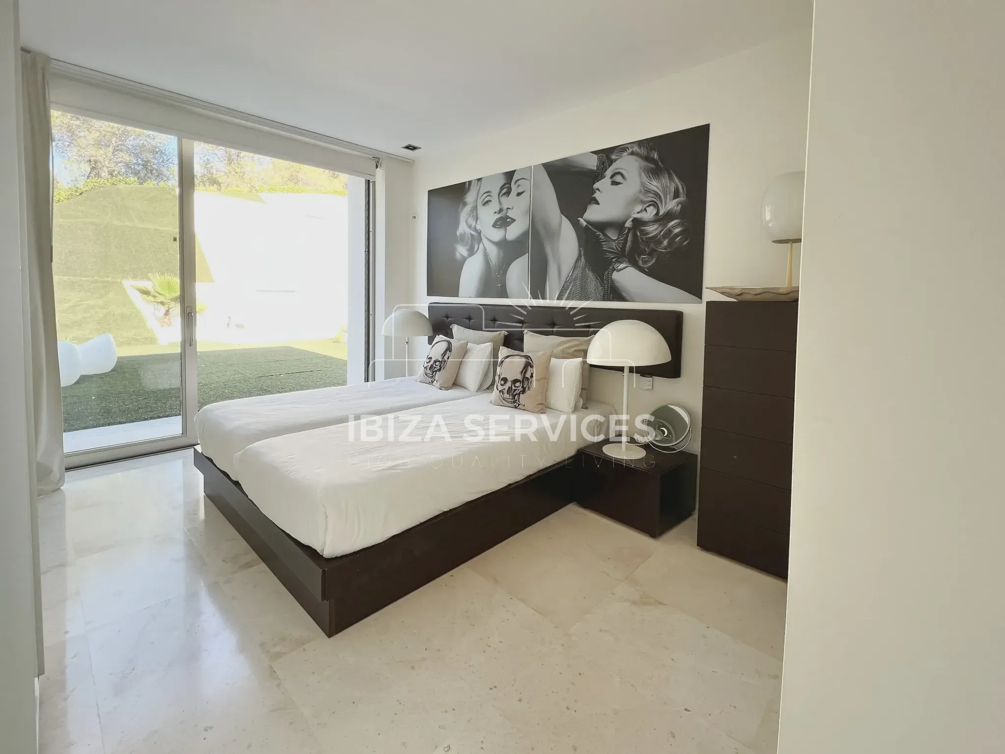 Foto 6 van FOR SALE A STUNNING MODERN VILLA WITH TOURISTIC LICENCE & HUDGE PLOT
